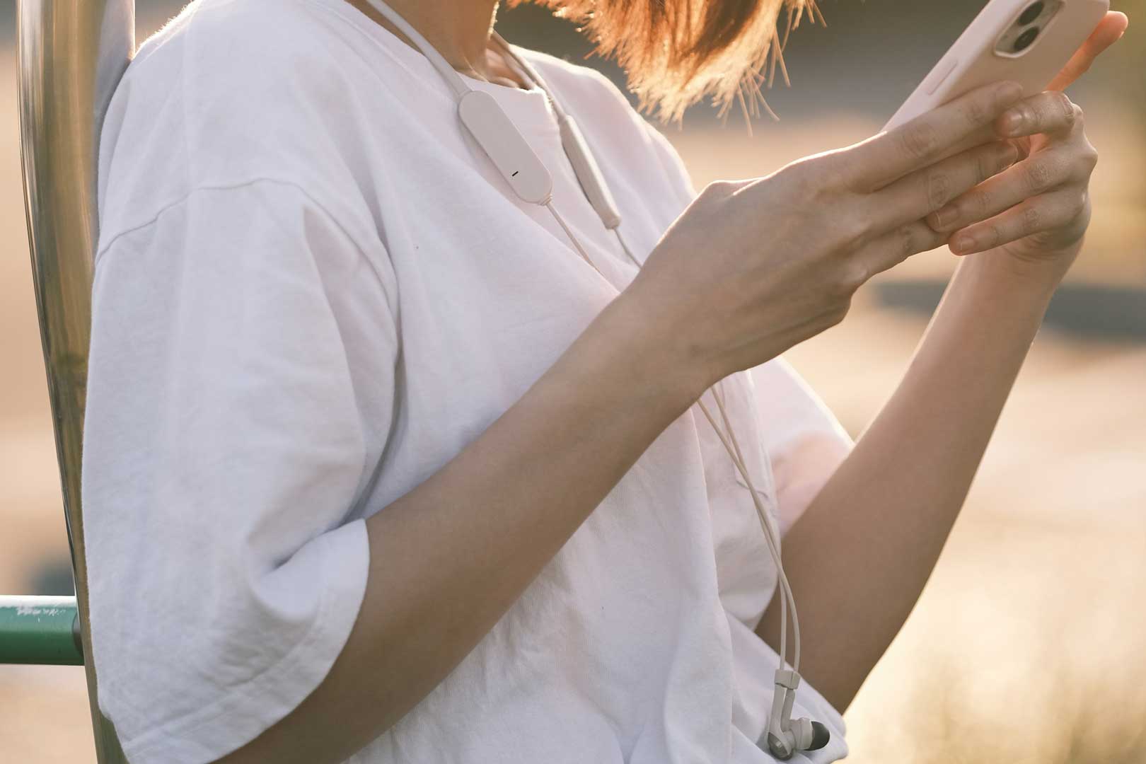 スマホを持つ女性